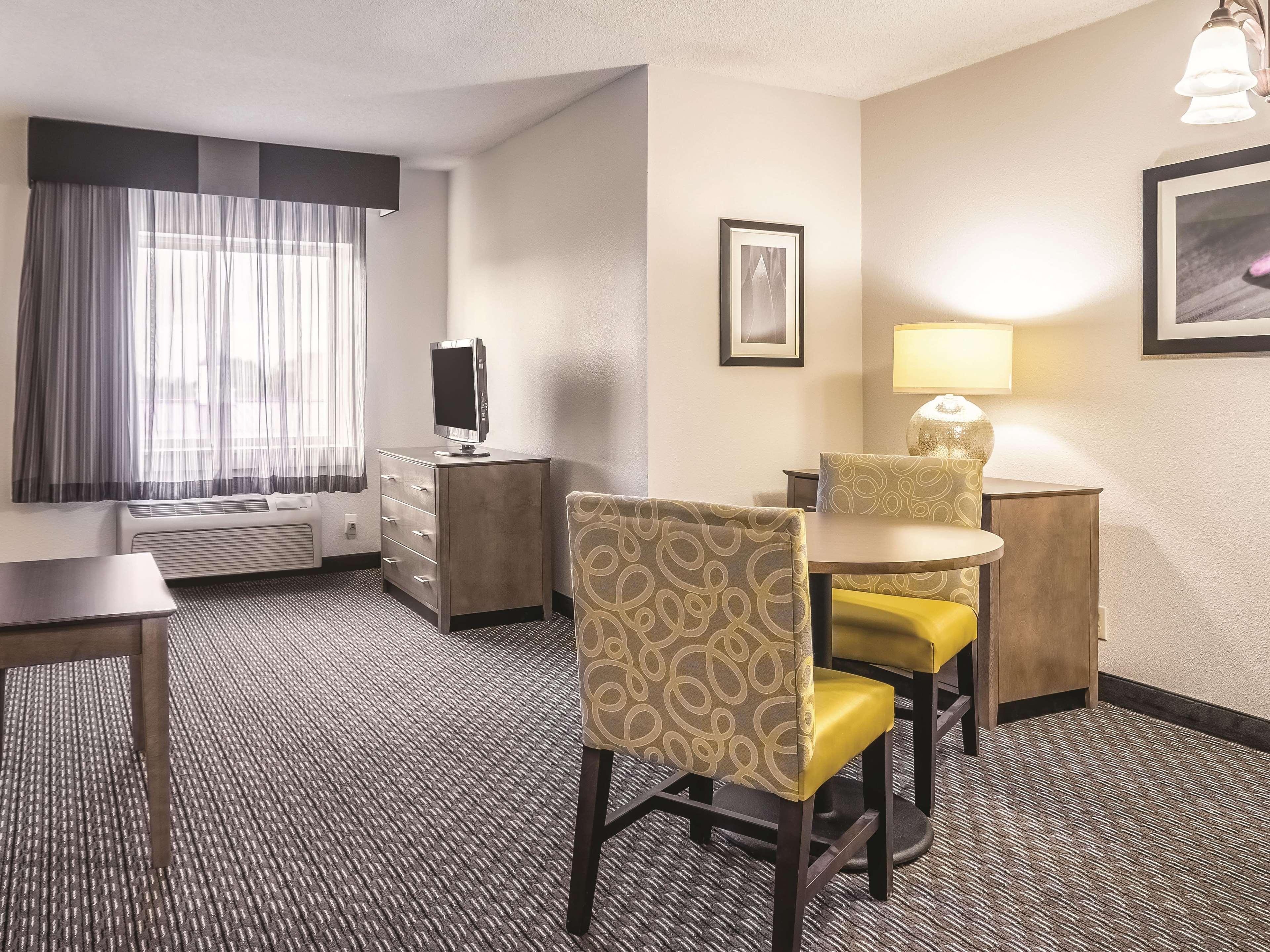 מלון וינזדור לוקס La Quinta By Wyndham Hartford Bradley Airport מראה חיצוני תמונה