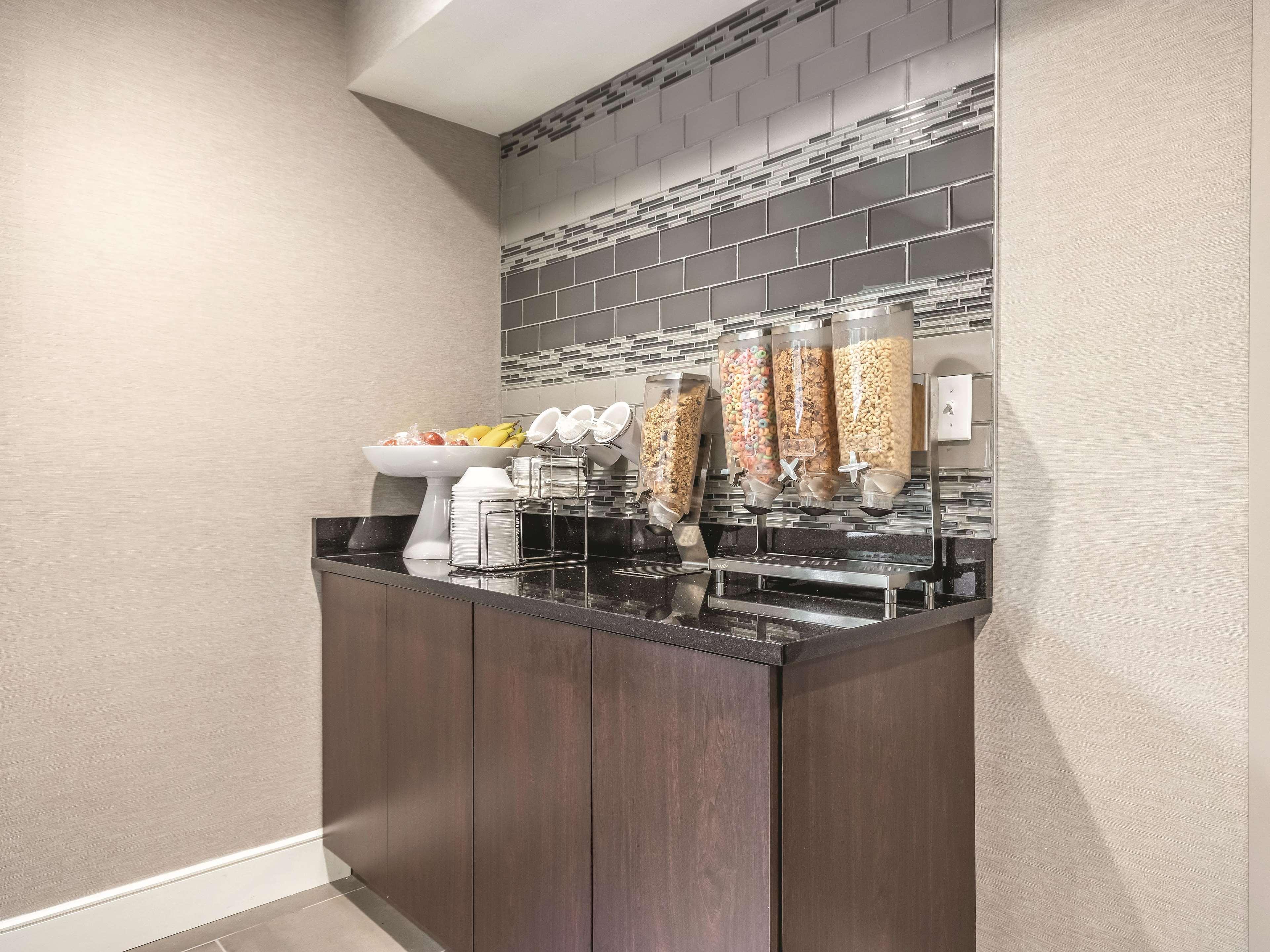 מלון וינזדור לוקס La Quinta By Wyndham Hartford Bradley Airport מראה חיצוני תמונה