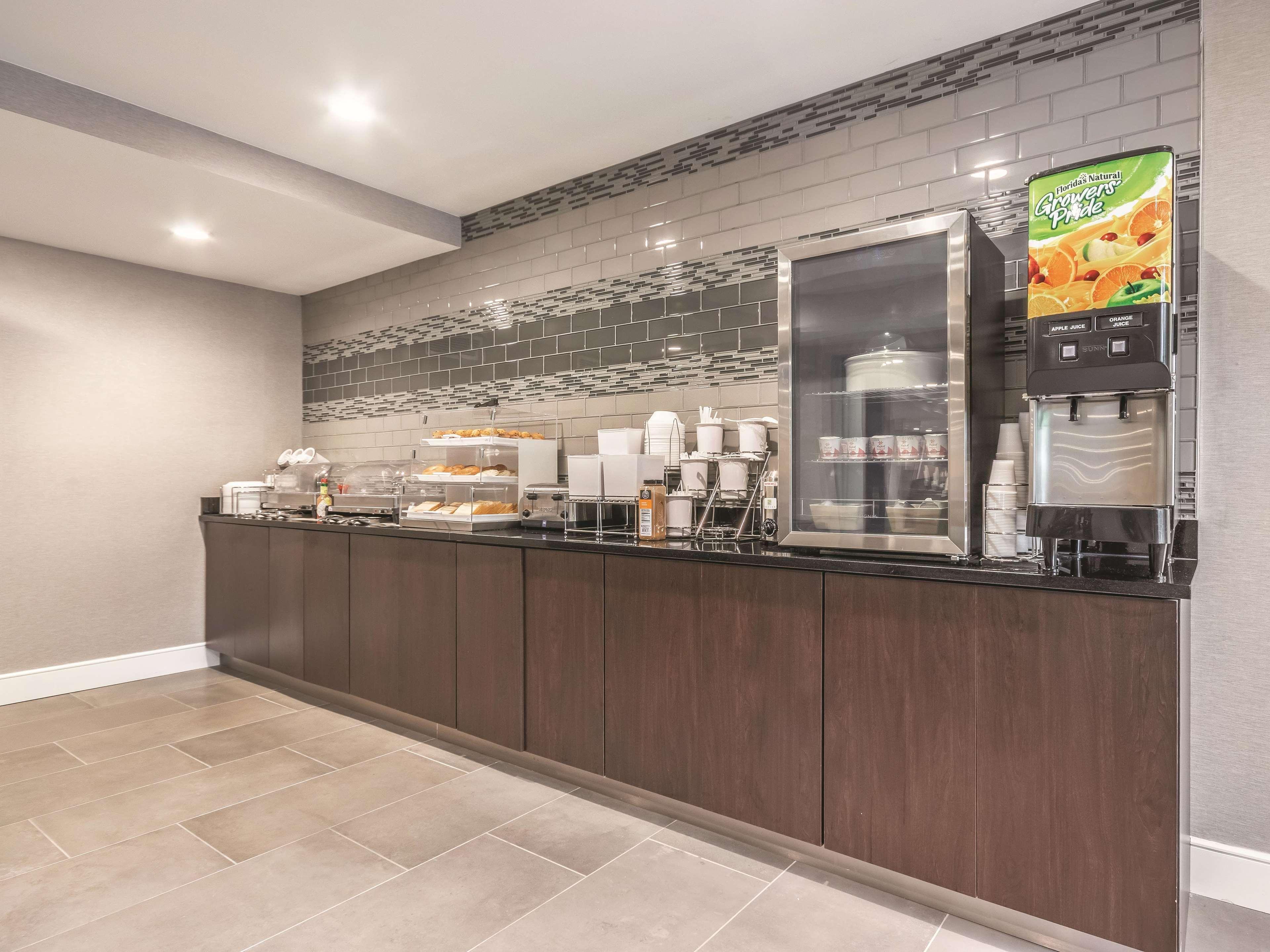 מלון וינזדור לוקס La Quinta By Wyndham Hartford Bradley Airport מראה חיצוני תמונה