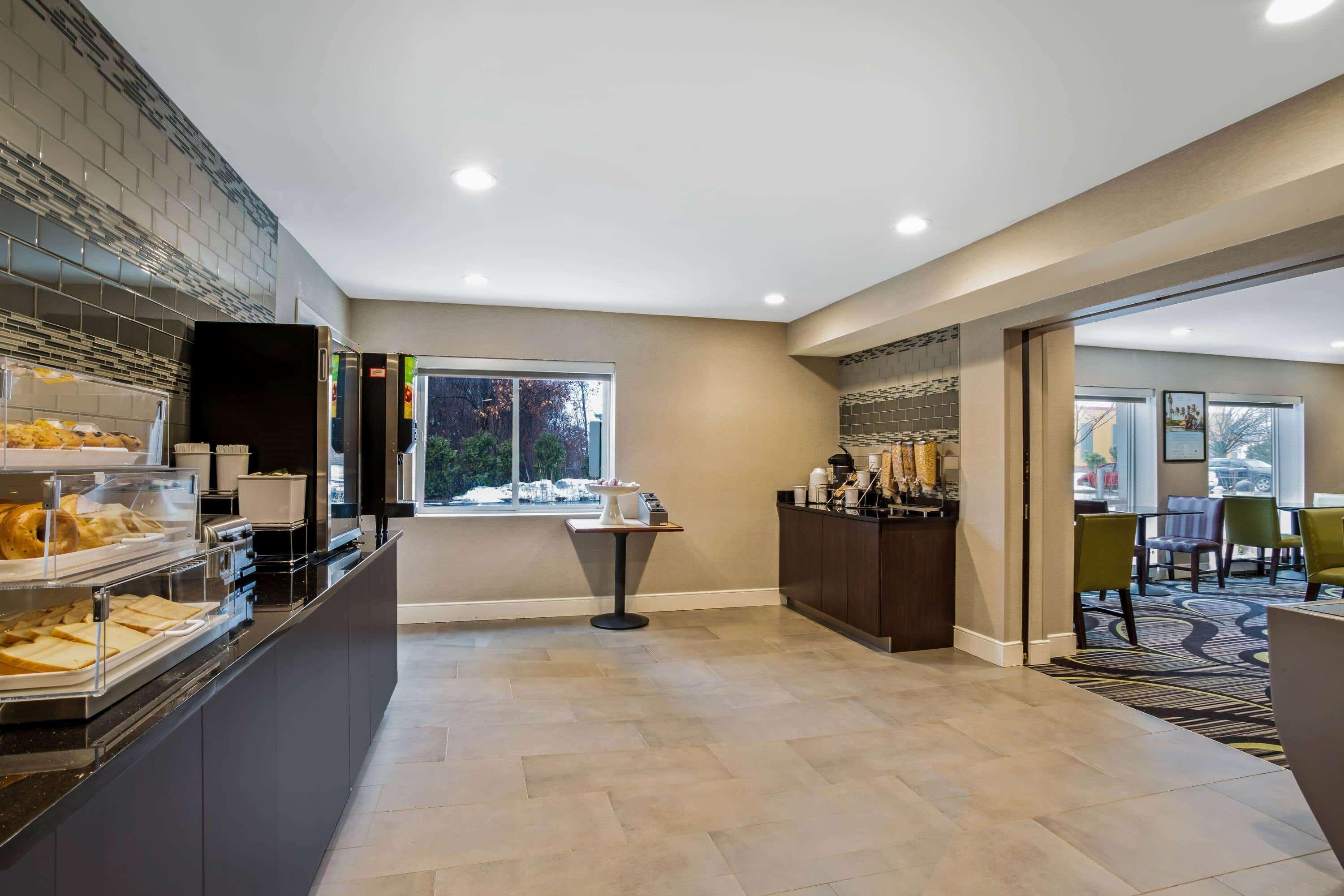 מלון וינזדור לוקס La Quinta By Wyndham Hartford Bradley Airport מראה חיצוני תמונה