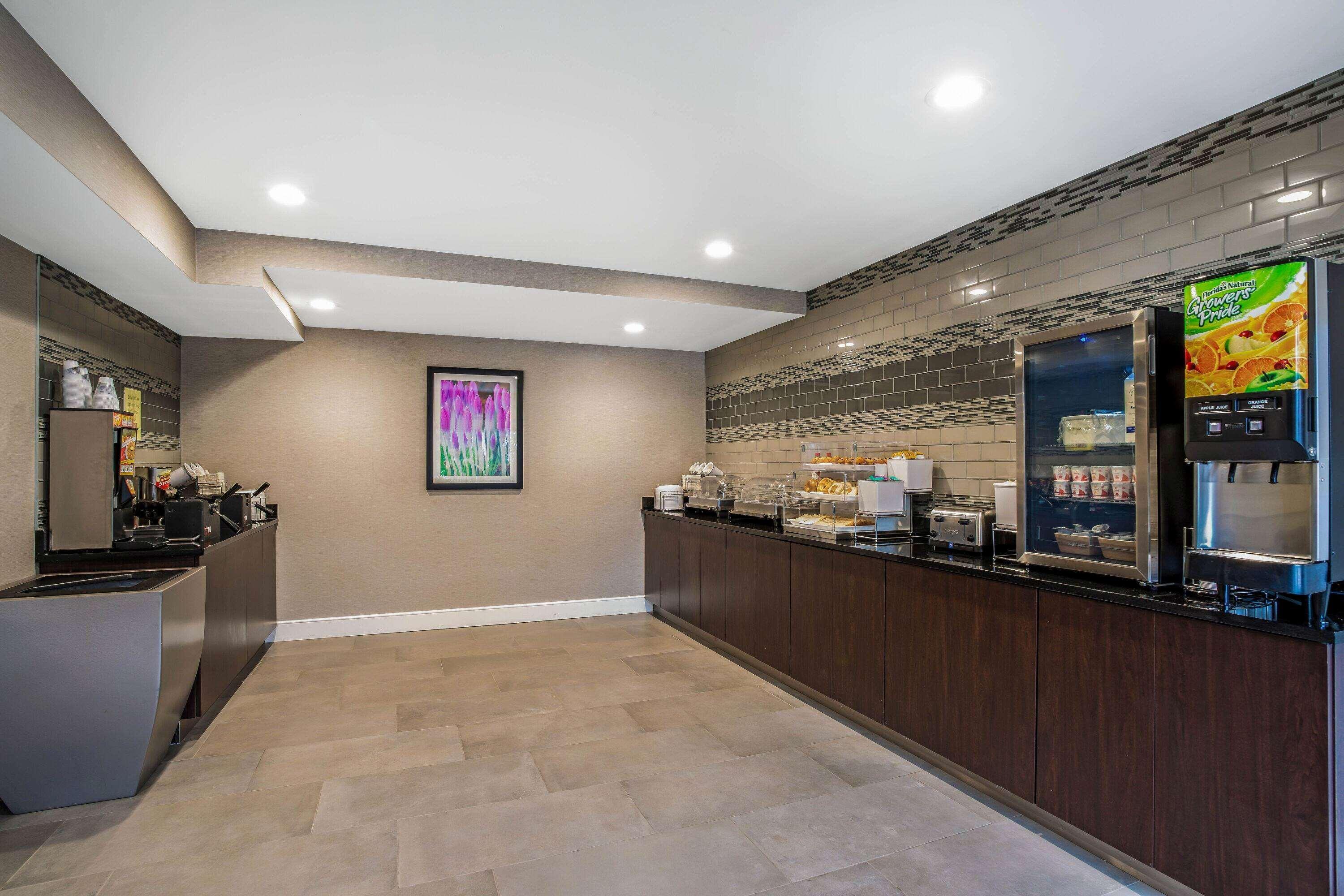 מלון וינזדור לוקס La Quinta By Wyndham Hartford Bradley Airport מראה חיצוני תמונה