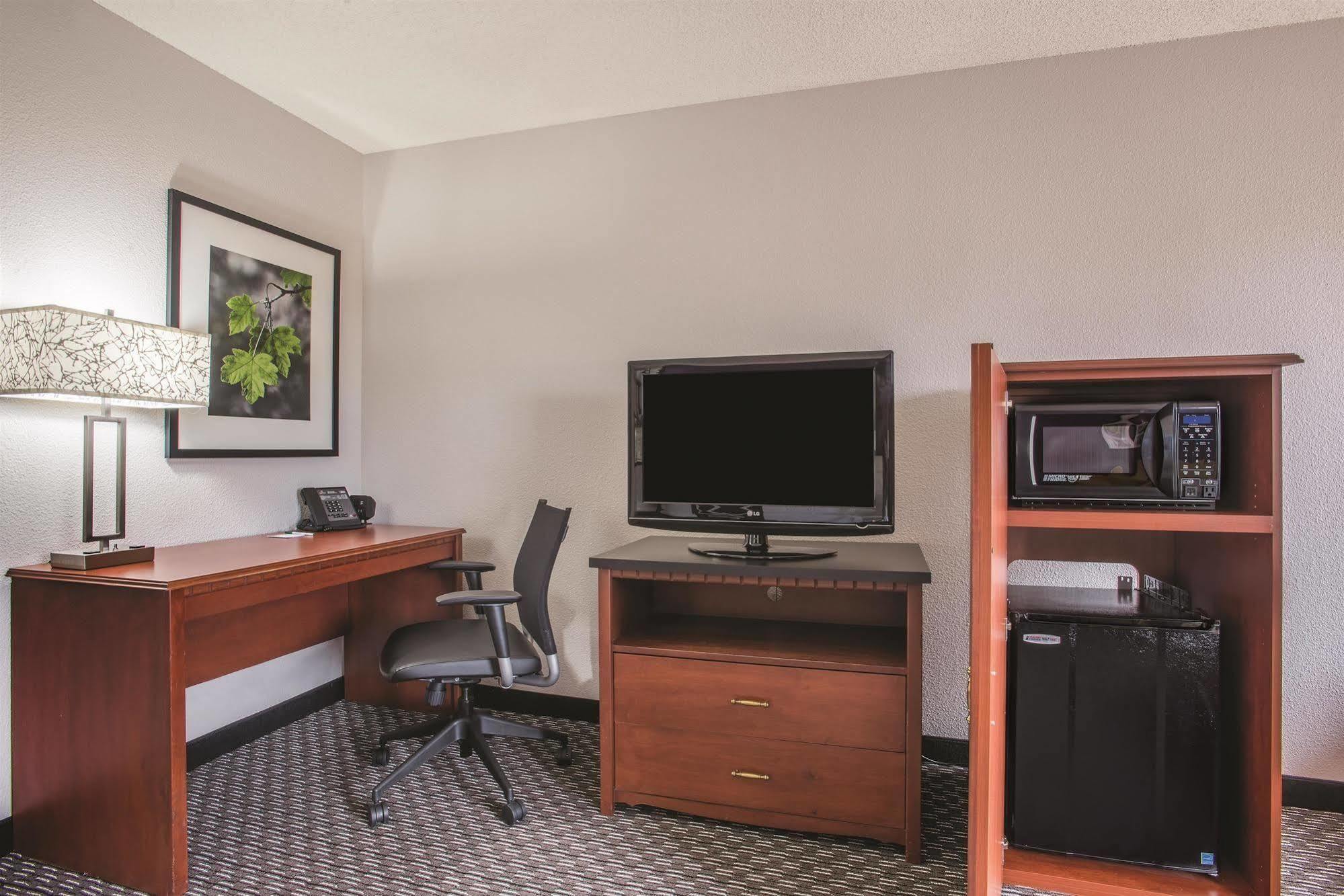 מלון וינזדור לוקס La Quinta By Wyndham Hartford Bradley Airport מראה חיצוני תמונה